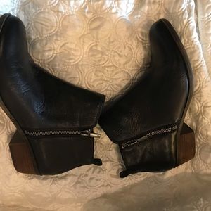 Lucky Brand EUC sz 10 black ankle zip boot